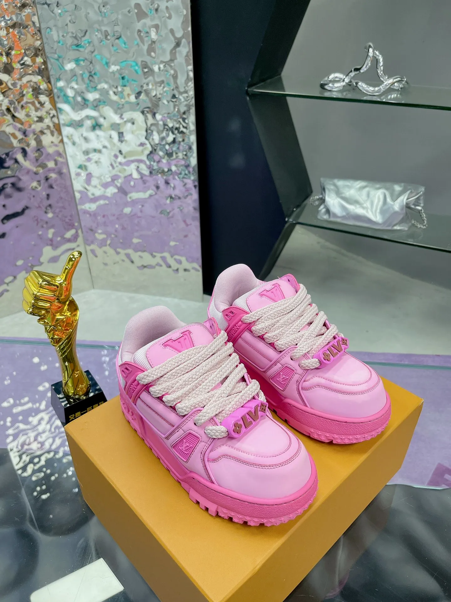 Men's shoes 💰1020❤️❤️❤️ LV donkey brand L's latest catwalk models Chubby Chubby Chubby Chubby TRAINER MAXI bread shoes Skateboard shoes Casual Couple models Sports shoes DIY beading Original purchase and development Production This LV Trainer Maxi sneaker is made of soft cow leather, with a large silhouette and convex outsole to reinterpret the original LV Trainer sneaker design, interpreting the inspiration of retro basketball shoes. Rubber LV monogrammed upper, Monogram floral outsole. Exquisite packaging at the delivery counter 🛍📦 ▪️Fabrics: Original customized imported first-layer cowhide ▪️Lining: Original customized breathable mesh lining ▪️Outsole: Original open-molded TPU combination outsole ▪️Sole thickness: 4CM ▪️Size: Women's 35-41 Men's 39-45